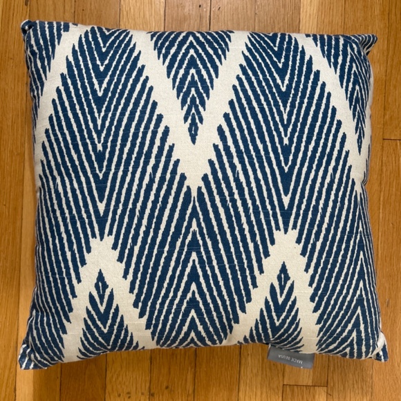 Printed throw pillow - Picture 2 of 2
